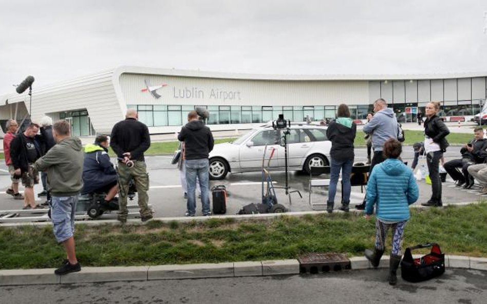Lubelskie lotnisko, skąd bohaterowie filmu odlatują do ciepłych krajów.