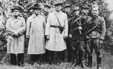 Dowódca AL Michał Rola-Żymierski w otoczeniu partyzantów na Lubelszczyźnie, lato 1944