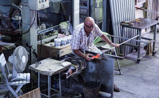 Rzemieślnicy z Murano pracują w surowych warunkach.