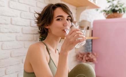 Ile wody dziennie trzeba pić? Naukowcy obalają powszechne wytyczne