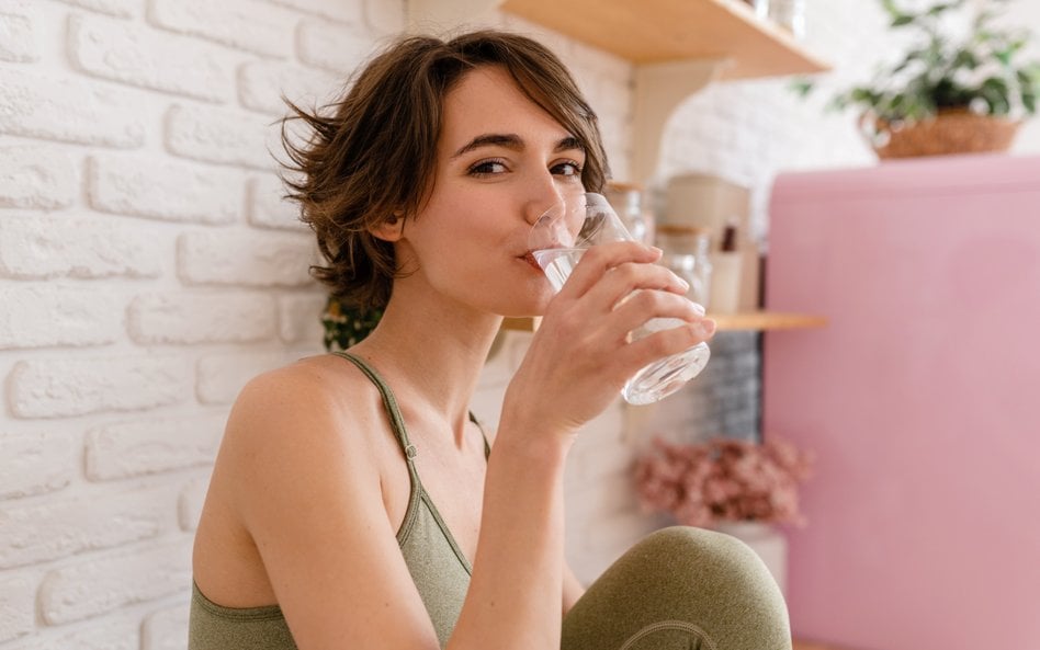 Ile wody dziennie trzeba pić? Naukowcy obalają powszechne wytyczne