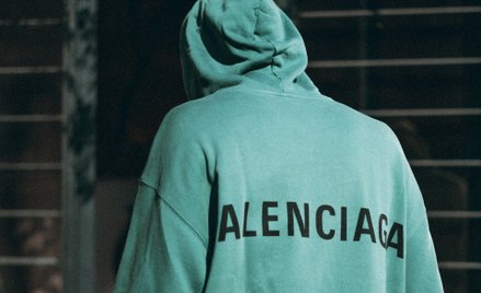 Balenciaga usunęła kontrowersyjną kampanię ze wszystkich mediów, a także skasowała wszystkie posty o