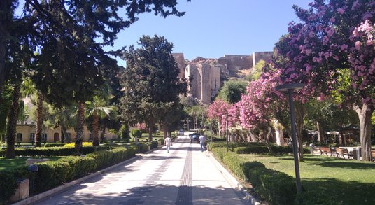 Widok na zamek w Sanliurfie z parku Balikligol. W owym parku znajduje się sadzawka, którą tradycja w