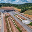 Tunel na trasie S3 posiada dwa pasy ruchu po 3,5 m szerokości, pas awaryjny o szerokości 2,5 m i cho