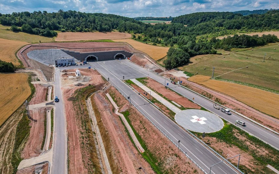 Tunel na trasie S3 posiada dwa pasy ruchu po 3,5 m szerokości, pas awaryjny o szerokości 2,5 m i cho