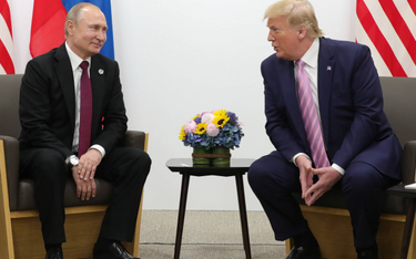 Donald Trump i Władimir Putin  podczas spotkania na marginesie szczytu przywódców G20 w Osace w Japo