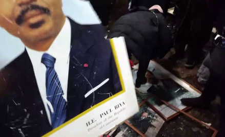 Paryż: Protestujący włamali się do ambasady Kamerunu i zdewastowali ją