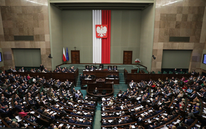 Posłowie na sali obrad Sejmu w Warszawie