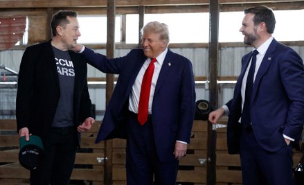 Donald Trump (środek) Elon Musk (po lewej) i J.D. Vance za kulisami wiecu wyborczego na terenie Butl