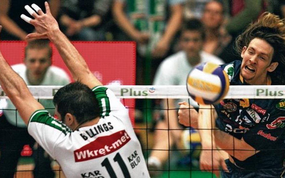 Atakuje Francuz Stephane Antiga. Przyjmujący Skry będzie dalej grał w polskiej lidze