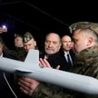 Minister obrony narodowej Antoni Macierewicz (C) obejrzał prezentację projektów najnowszych polskich