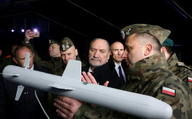 Minister obrony narodowej Antoni Macierewicz (C) obejrzał prezentację projektów najnowszych polskich