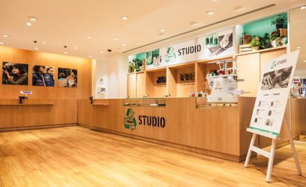 Stoiska Re.Uniqlo Studio stały się powszechne w sklepach Uniqlo na świecie. Od 23 października są te