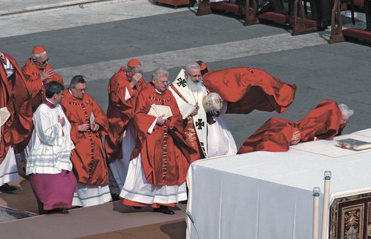 W dzień pogrzebu, 8 kwietnia 2005 r., potężny wiatr rozwiewał czerwone szaty liturgiczne kardynałów 