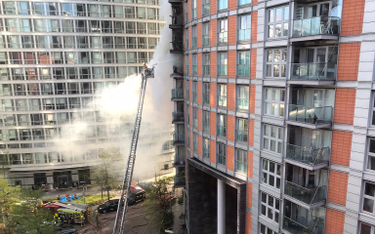 Londyn: Płonie 19-piętrowy budynek mieszkalny