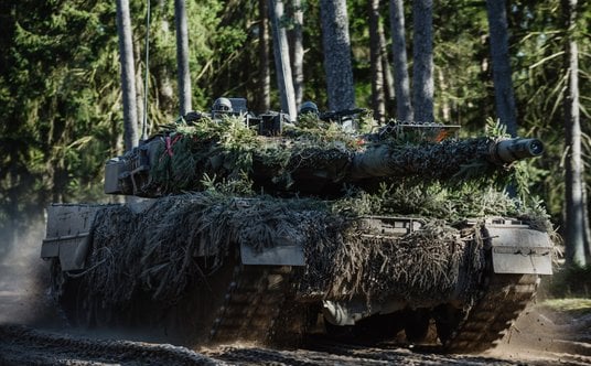 Niemiecki czołg Leopard 2A6 w trakcie szkolenie poligonowego.