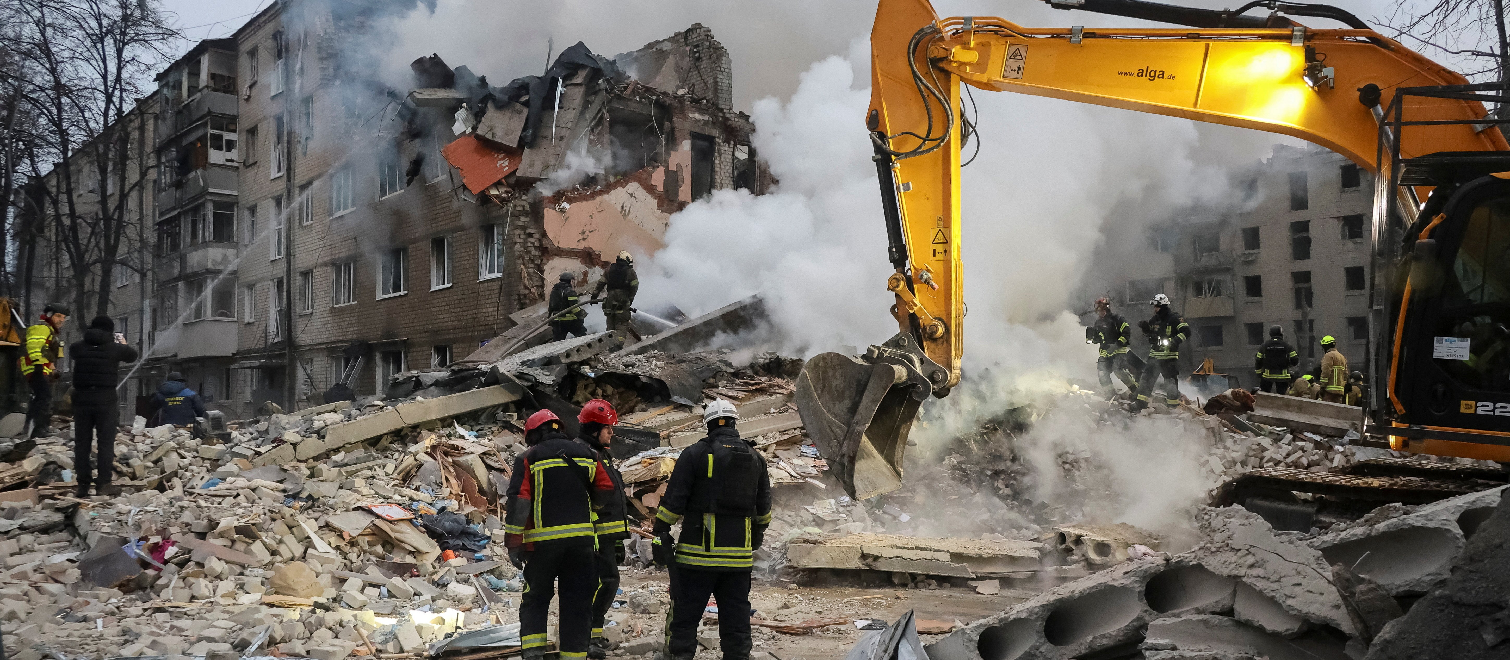 Rosjanie zaatakowali budynek w Charkowie rakietami balistycznymi. Są zabici i wielu rannych