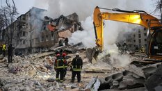 Akcja poszukiwawczo-ratownicza po uderzeniu rakiety w budynek mieszkalny w Charkowie