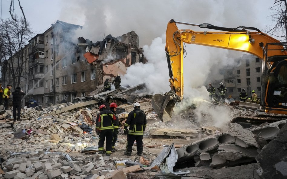 Akcja poszukiwawczo-ratownicza po uderzeniu rakiety w budynek mieszkalny w Charkowie