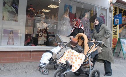 Muzułmanki z dziećmi w berlińskiej dzielnicy Kreuzberg