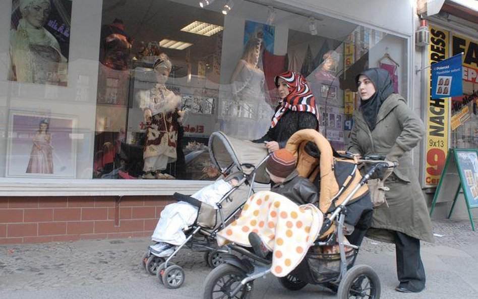 Muzułmanki z dziećmi w berlińskiej dzielnicy Kreuzberg