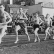Janusz Kusociński biegnie na 1. miejscu – zawody w Warszawie 1939.
