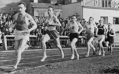Janusz Kusociński biegnie na 1. miejscu – zawody w Warszawie 1939.