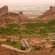 Jebel Hafeet to jedna z najwyższych gór Zjednoczonych Emiratów Arabskich. Wznosi się na 1249 metrów.
