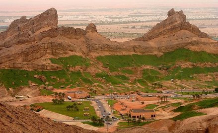 Jebel Hafeet to jedna z najwyższych gór Zjednoczonych Emiratów Arabskich. Wznosi się na 1249 metrów.