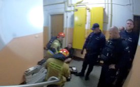 POlicjanci bez wahania weszli do najbardziej zadymionej części budynku. Na podłodze jednego z pomies