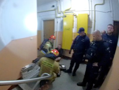 POlicjanci bez wahania weszli do najbardziej zadymionej części budynku. Na podłodze jednego z pomies