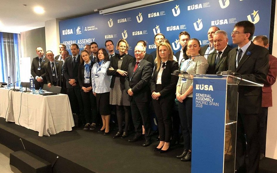 Delegacja polska i węgierska w czasie zgromadzenia ogólnego Europejskiej Federacji Sportu Akademicki