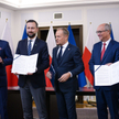 Przewodniczący Platformy Obywatelskiej Donald Tusk (C), przewodniczący Polski 2050 Szymon Hołownia (