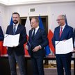 Przewodniczący Platformy Obywatelskiej Donald Tusk (C), przewodniczący Polski 2050 Szymon Hołownia (
