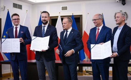 Przewodniczący Platformy Obywatelskiej Donald Tusk (C), przewodniczący Polski 2050 Szymon Hołownia (