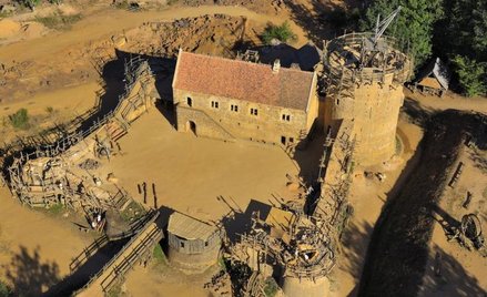 Budowa zamku zajmie tyle czasu, ile zajęłaby w średniowieczu, dwa pokolenia. Na placu budowy pracuje