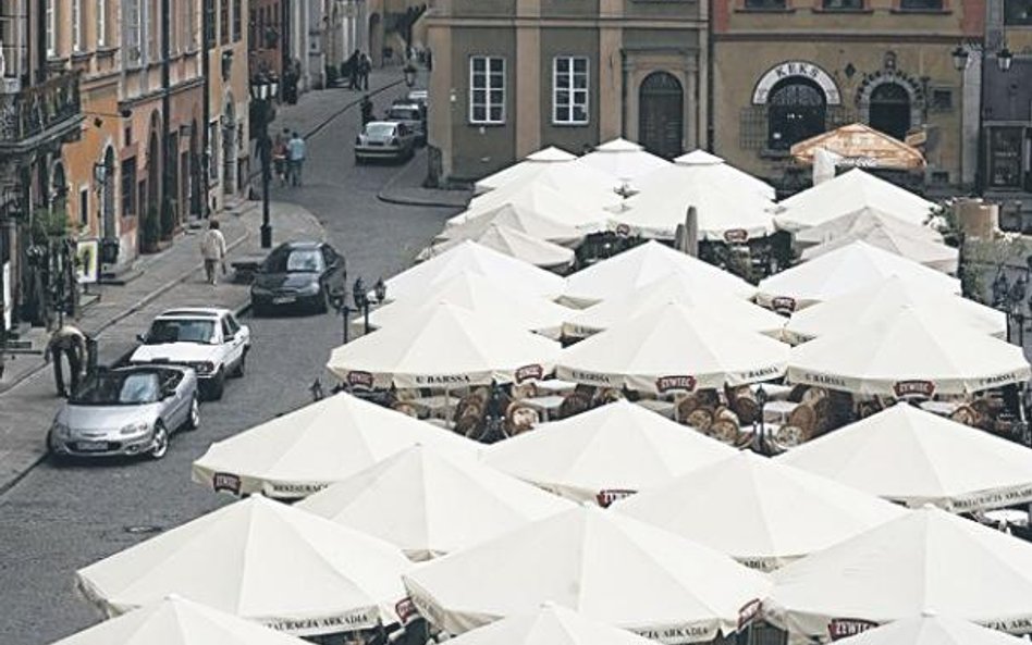 Zarządcy dróg w dużych miastach, np. w Poznaniu czy Warszawie narzucają to, jak mają wyglądać ogródk