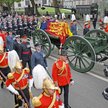Trumna z ciałem królowej przejechała ulicami Londynu najpierw na lawecie, potem w karawanie