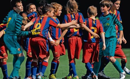 Piłkarska szkółka Barcelony: ci chłopcy, gdy dorosną, mają na boisku szybko myśleć i bezbłędnie pano