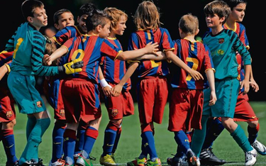 Piłkarska szkółka Barcelony: ci chłopcy, gdy dorosną, mają na boisku szybko myśleć i bezbłędnie pano