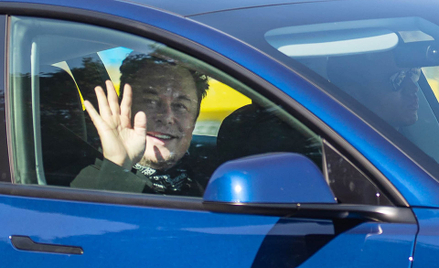 Musk sprzedał akcje Tesli za 9,85 mld dol.