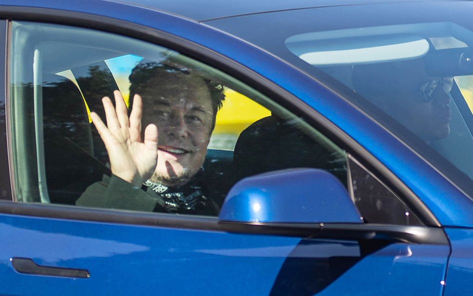 Musk sprzedał akcje Tesli za 9,85 mld dol.