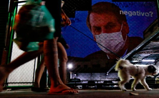 Prezydent Brazylii Jair Bolsonaro m&#xf3;wi, &#x17c;e nie ulega panice