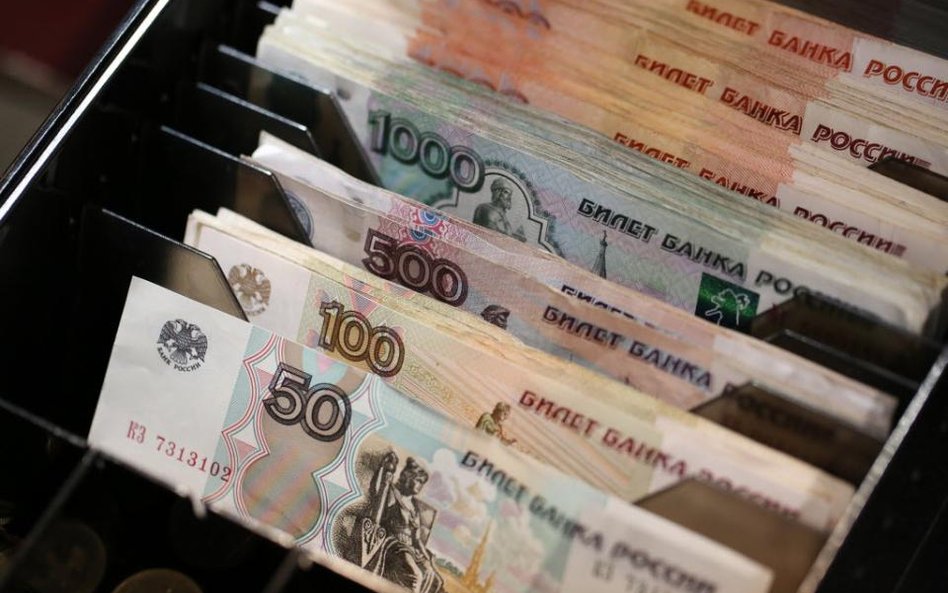 Rosyjska waluta osłabia się dziś czwarty dzień z rzędu. Dolar kosztuje już blisko 39 rubli, za euro 