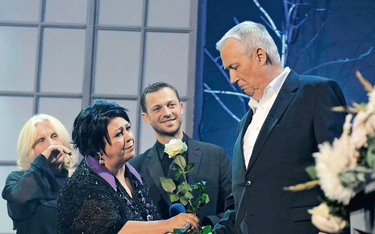 Ewa Bem z różą dla Wojciecha Młynarskiego podczas uroczystości wręczenia mu nagrody Złotego Berła w 