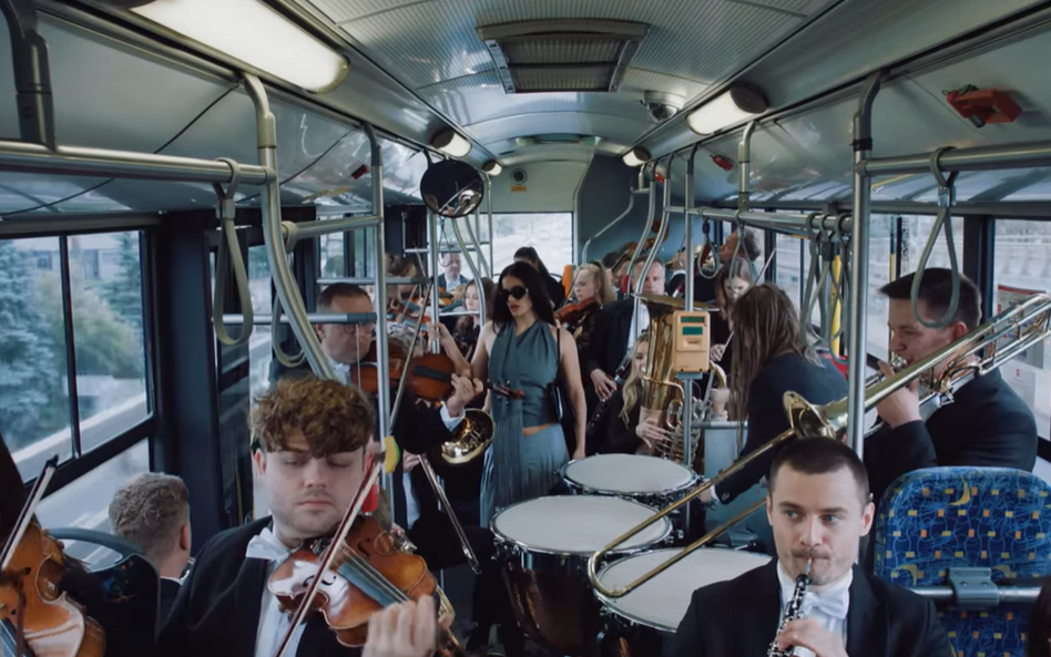 Kard z teledysku. Berghain – ROSALÍA feat. Björk & Yves Tumor