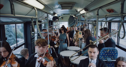 Kard z teledysku. Berghain – ROSALÍA feat. Björk & Yves Tumor