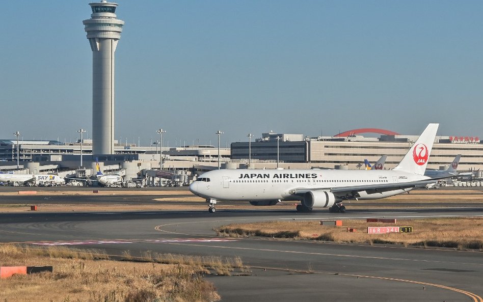 Japonia: Podczas lądowania na lotnisku w Tokio zapalił się samolot. Nie żyje 5 osób