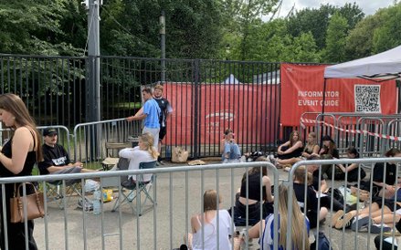 Piknik przed PGE Narodowym - fani czekali na rybackich krzesłach i kocach