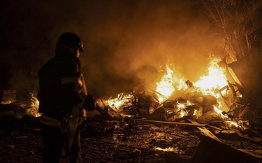 Gaszenie pożaru wywołanego upadkiem szczątków rosyjskiego pocisku